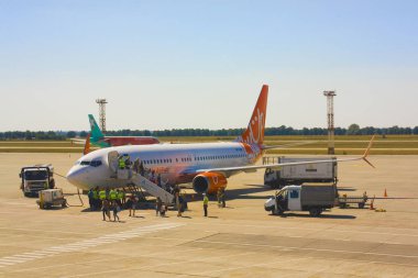 Borispol, Ukrayna - 21 Ağustos 2019: Borispol 'de uçaktan inen yolcular