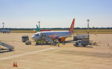 Borispol, Ukrayna - 21 Ağustos 2019: Borispol 'de uçaktan inen yolcular