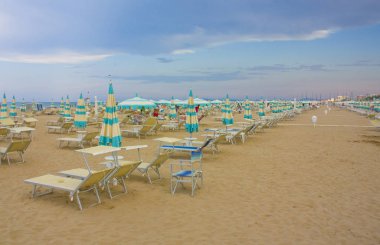 Adriyatik Denizi 'ndeki Rimini kumlu plajı, İtalya