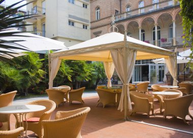 Rimini, İtalya - 26 Ağustos 2019: Rimini 'de sokak kafesi