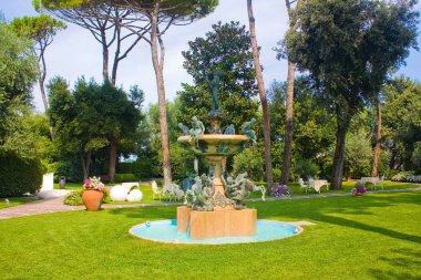 Rimini, İtalya - 26 Ağustos 2019: Rimini, İtalya 'daki ünlü otelin parkı