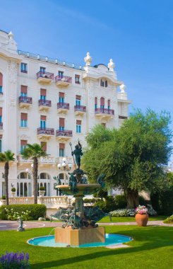 Rimini, İtalya - 26 Ağustos 2019: Rimini, İtalya 'daki ünlü otelin parkı