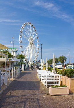 Rimini, İtalya - 26 Ağustos 2019: Rimini, İtalya 'da dönme dolabın görüntüsü