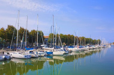 Rimini, İtalya - 26 Ağustos 2019: Rimini, İtalya 'daki Marina Körfezi' nde Yatlar