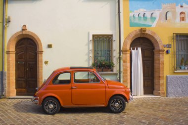 Rimini, İtalya - 26 Ağustos 2019: Red Fiat 500 Rimini 'nin San Giuliano ilçesinde