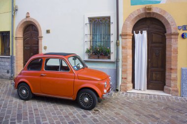 Rimini, İtalya - 26 Ağustos 2019: Red Fiat 500 Rimini 'nin San Giuliano ilçesinde