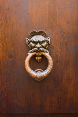 Antik kapı tokmağının keskin kafasının yakın görüntüsü