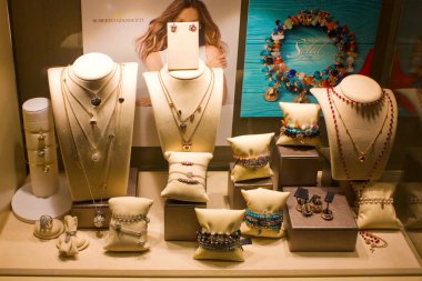 Rimini, İtalya - 26 Ağustos 2019: Rimini 'de Kuyumcu Dükkanı