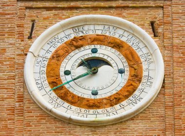 İtalya 'nın Rimini kentinde bulunan Piazza Tre Martiri Meydanı' ndaki Saat Kulesi 'nin (veya Torre dell' Orologio) bir parçası