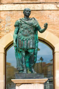 İtalya, Rimini 'de Gaius Julius Caesar anıtı