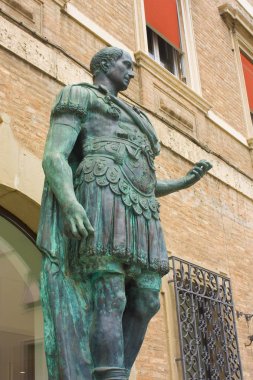 İtalya, Rimini 'de Gaius Julius Caesar anıtı