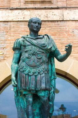 İtalya, Rimini 'de Gaius Julius Caesar anıtı