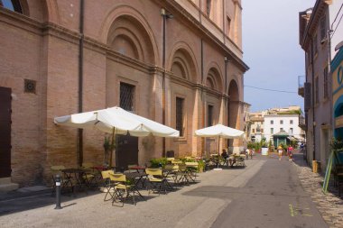 Rimini, İtalya - 26 Ağustos 2019: Rimini 'de sokak kafesi