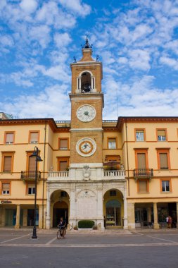 İtalya, Rimini Piazza Tre Martiri 'deki Saat Kulesi (Torre dell' Orologio)
