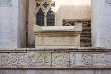 Malatestiano Tapınağı 'nın (Malatesta Tapınağı) bir parçası - İtalya' nın Rimini kentindeki St. Francis 'in adını alan tamamlanmamış katedral kilisesi