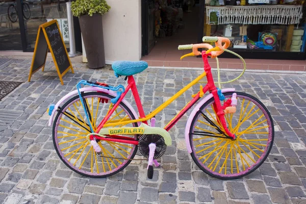 Rimini Włochy Sierpnia 2019 Rower Ubrany Kolorowe Wełniane Koronki Ulicy — Zdjęcie stockowe