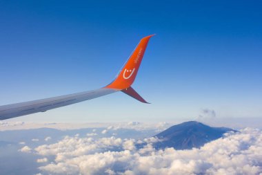 Catania, İtalya - 27 Eylül 2019: Bir sinek sırasında uçağın kanadı ve Etna yanardağının hava manzarası
