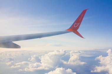 Catania, İtalya - 27 Eylül 2019: Bir sinek sırasında uçağın kanadı ve Etna yanardağının hava manzarası