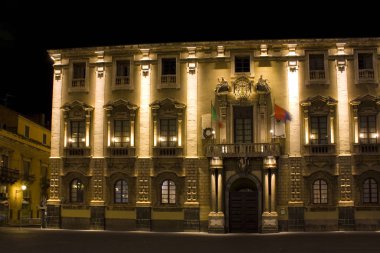 İtalya, Catania, Sicilya 'daki Duomo Meydanı' nda Filler Sarayı (şimdi Belediye Binası)