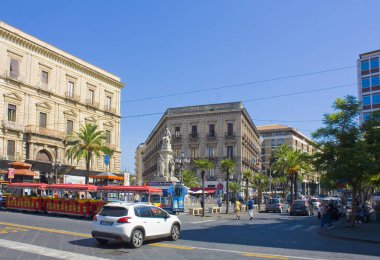Catania, İtalya - 27 Eylül 2019: Catania Piazza Stesicoro 'da şehir hayatı