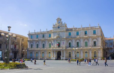 Catania, İtalya - 27 Eylül 2019: İtalya 'nın Sicilya kentindeki Piazza Roma' da Vittorio Emanuele Ii Anıtı