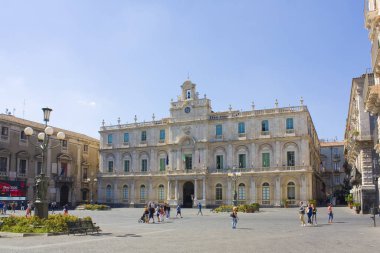 Catania, İtalya - 27 Eylül 2019: Catania, İtalya, Sicilya 'daki Üniversite Meydanı' ndaki Üniversite Sarayı (veya Piazza Universita) 