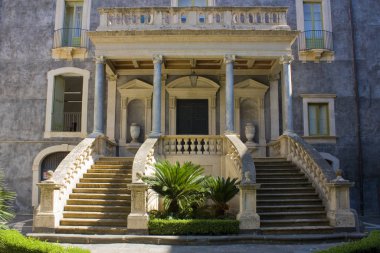 İtalya, Sicilya 'daki Catania Üniversitesi (veya San Giuliano Sarayı) avlusu