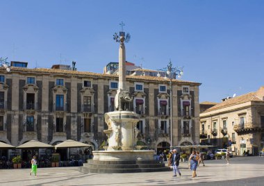 Catania, İtalya - 27 Eylül 2019: Catania, İtalya, Sicilya 'daki Piazza Duomo' da Fil Çeşmesi (Catania 'nın sembolü)