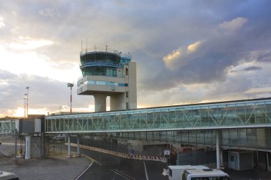 Catania, İtalya - 27 Eylül 2019: Sicilya, İtalya 'da gün batımında Catania Fontanarossa Havaalanı