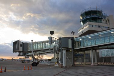 Catania, İtalya - 27 Eylül 2019: Sicilya, İtalya 'da gün batımında Catania Fontanarossa Havaalanı