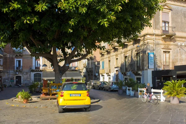 カターニア イタリア 2019年9月27日 カターニア シチリア島の典型的な小さな広場で小さな黄色の車 — ストック写真