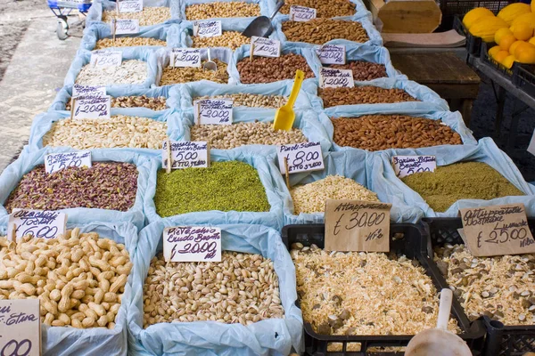 意大利西西里街头市场上销售的坚果和香料 — 图库照片