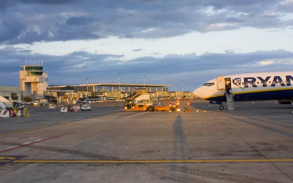 Catania, İtalya - 27 Eylül 2019: Sicilya, İtalya 'da gün batımında Catania Fontanarossa Havaalanı