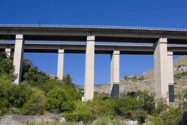 Sicilya 'daki güzel yeşil orman üzerindeki köprü manzarası