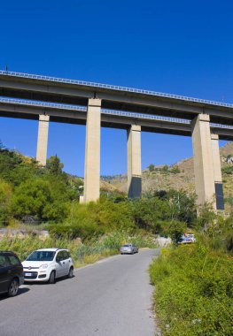 Taormina, İtalya - 30 Eylül 2019: Sicilya 'daki güzel yeşil orman üzerindeki köprü manzarası