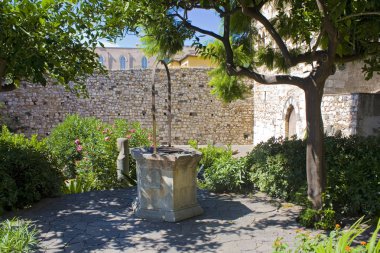 Taormina, Sicilya, İtalya 'da Santo Stefano Dükü Palazzo' nun yakınındaki bir bahçede antik çizim.