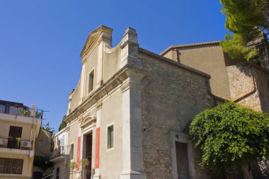 Taormina, İtalya - 30 Eylül 2019: Taormina, Sicilya 'daki Carmine Kilisesi (şimdiki Sicilya araba müzesi)