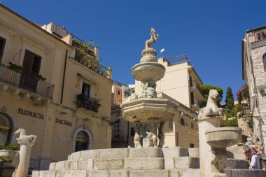  Taormina, Sicilya, İtalya 'daki Piazza del Duomo' da Dört Pınar (veya Quattro Fontane)