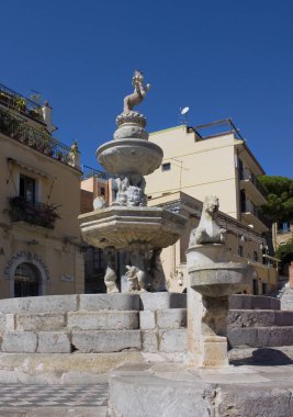Taormina, İtalya - 30 Eylül 2019: Taormina, Sicilya, İtalya 'daki Piazza del Duomo' da Dört Pınar (veya Quattro Fontane)