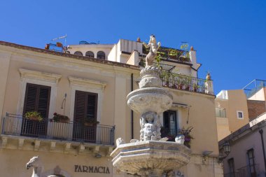 Taormina, İtalya - 30 Eylül 2019: Taormina, Sicilya, İtalya 'daki Piazza del Duomo' da Dört Pınar (veya Quattro Fontane)
