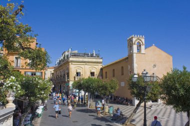 Taormina, İtalya - 30 Eylül 2019: Taormina, Sicilya 'daki Ix Aprile Meydanı, İtalya 