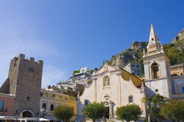 San Giuseppe Kilisesi ve Taormina, Sicilya, İtalya 'daki Ix Aprile Meydanı' ndaki Saat Kulesi 