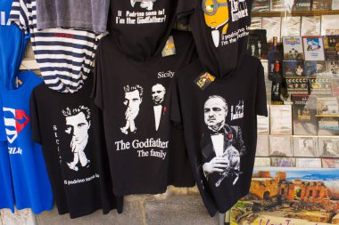 Taormina, İtalya - 30 Eylül 2019: Sicilya 'da satılık imaj vaftiz babası tişörtü