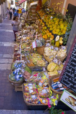 Taormina, İtalya - 30 Eylül 2019: Pasta, spagetti, sebze yağı ve meyveler Taormina 'daki sokak dükkanında satılıyor