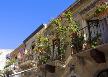 Taormina, İtalya - 30 Eylül 2019: Corso Umberto Caddesi Taormina, Sicilya, İtalya