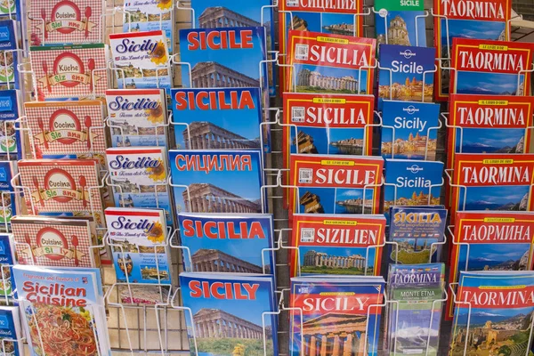 Таормина Италия Сентября 2019 Года Продаются Разноцветные Путеводители Сицилии — стоковое фото