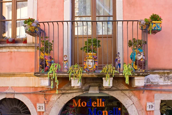 Taormina Itália Setembro 2019 Edifício Varanda Com Vasos Caltagirone Cidade — Fotografia de Stock