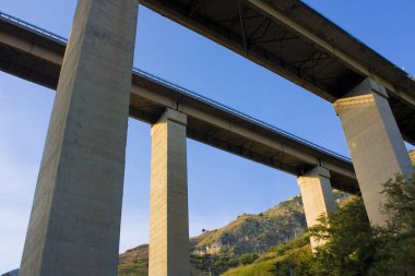  Sicilya 'daki güzel yeşil orman üzerindeki köprü manzarası