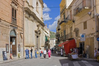 Monreale, İtalya - 3 Ekim 2019: Monreale, Sicilya, İtalya 'daki Old Town caddesinde şehir hayatı
