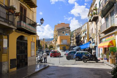 Monreale, İtalya - 3 Ekim 2019: Monreale, Sicilya, İtalya 'daki Old Town caddesinde şehir hayatı